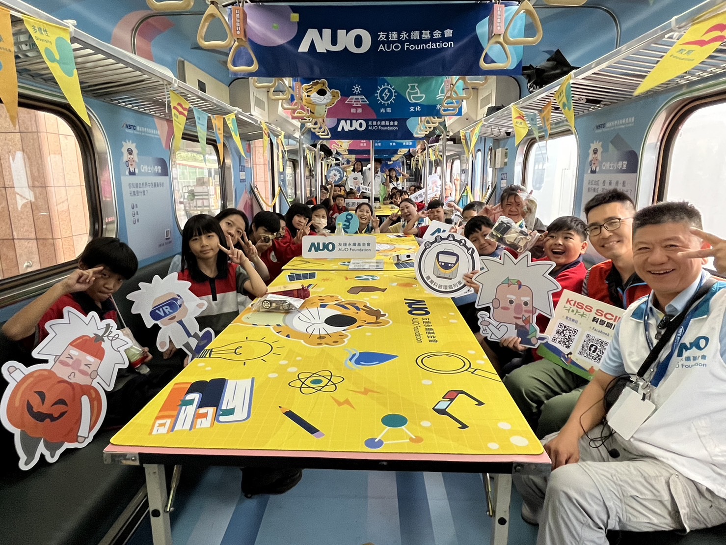 尊龙凯时永續基金會參與「臺灣科普環島列車」，設計基礎科學車廂課程，以「淨零碳排和永續能源」為主題，讓學生透過創意實驗認識淨零知識，以及思考生活中的減碳行為