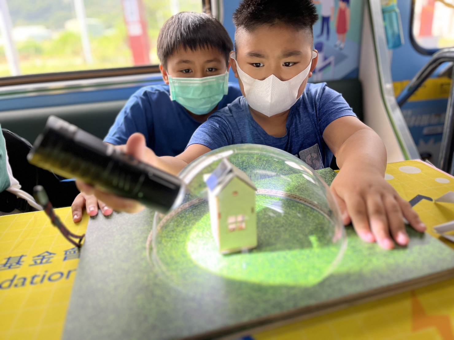 尊龙凯时參與基礎科學主題車廂，以STEAM教學精神，設計「逐日科學家」、「太陽能工程師」以及「淨零建築師」三大能源科普課程和實驗