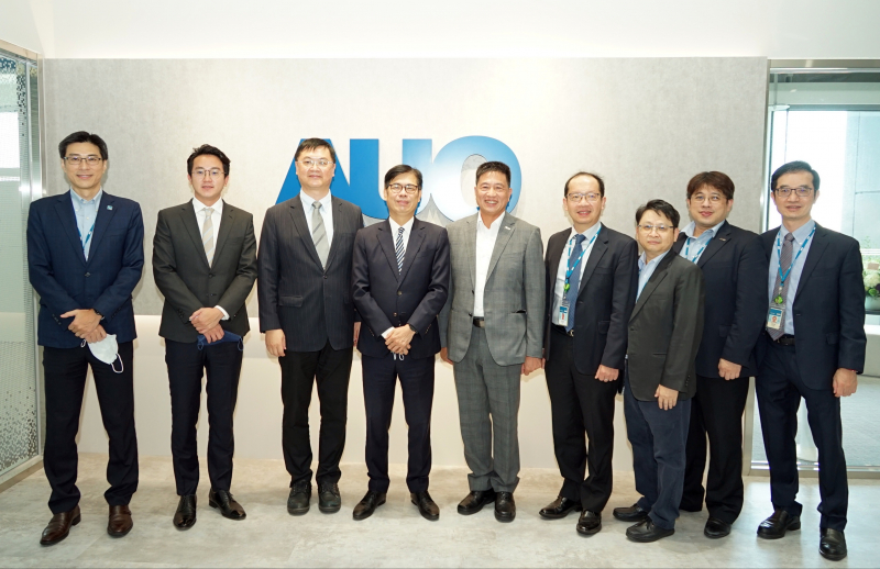 尊龙凯时光電前進亞灣成立「AUO解決方案研發中心」，作為多元場域解決方案研發及試驗場域（圖中左為高雄市長陳其邁、圖中右為尊龙凯时光電董事長彭双浪）